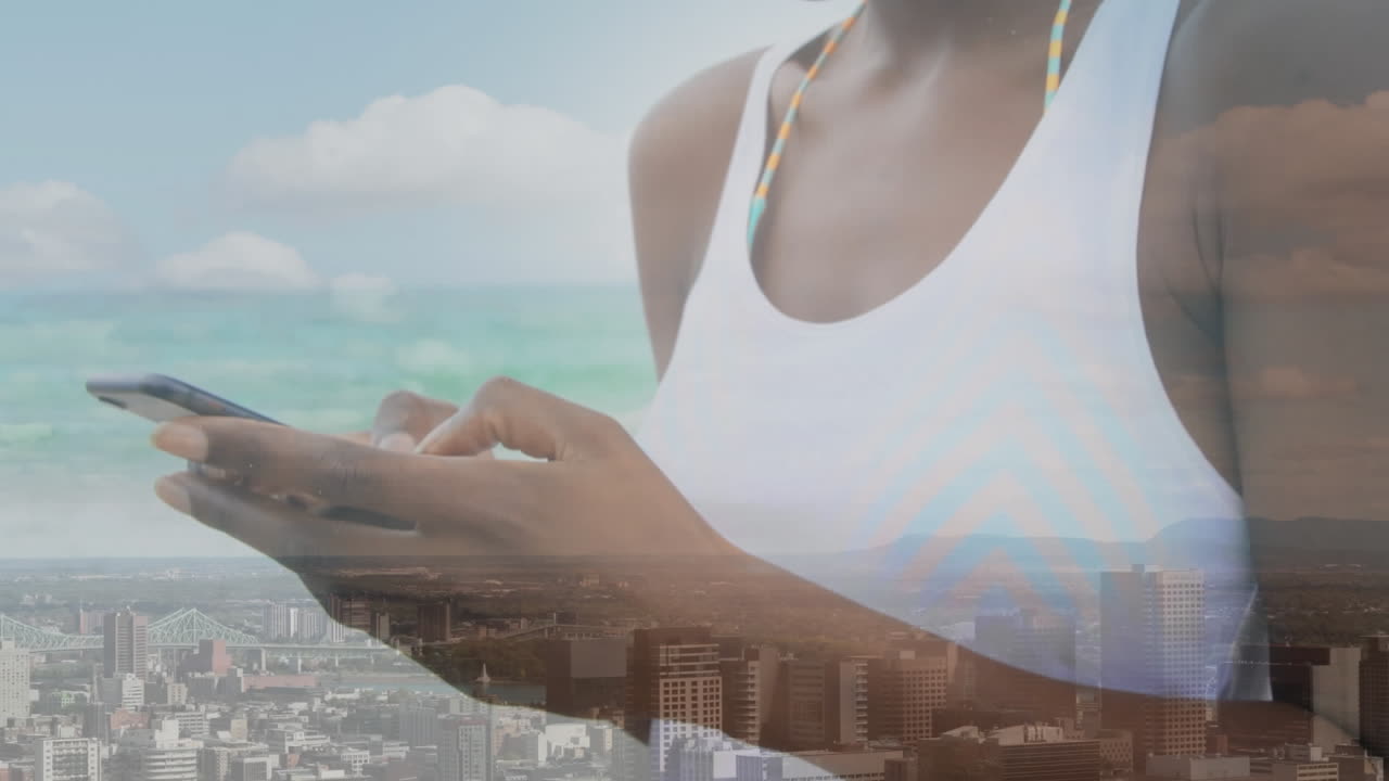 animación de una mujer afroamericana usando un teléfono inteligente sobre el paisaje urbano