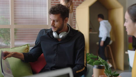 jóvenes empresarios se reúnen con líderes de equipo hispanos hombre usando una tableta digital presentando una propuesta mostrando a los clientes documentos del proyecto compartiendo ideas en la presentación de la oficina