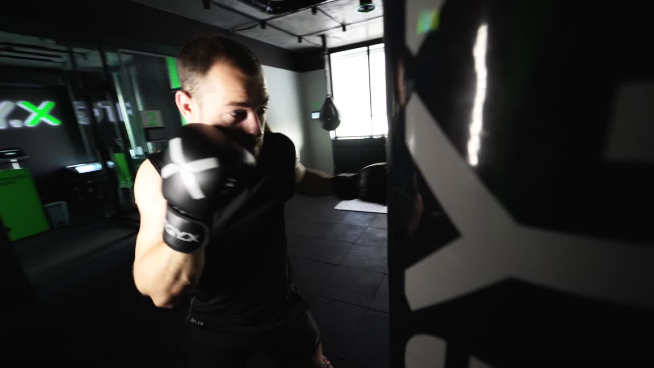 체육관 에서 권투 장비 를 사용 하여 훈련 하는 사람