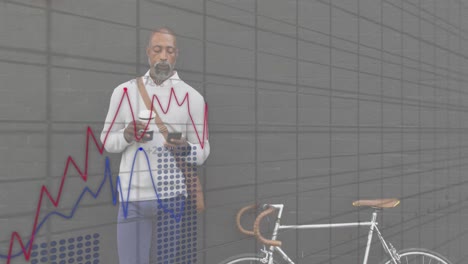 animación del procesamiento de datos sobre un hombre de negocios afroamericano que usa un teléfono inteligente