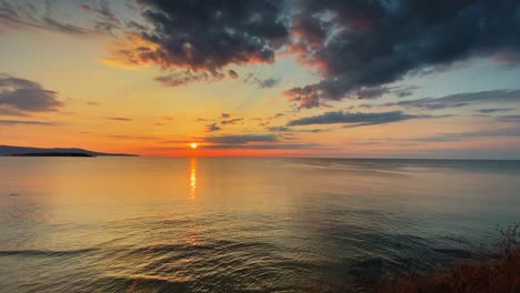 Hermoso-Amanecer-Sobre-El-Mar-Negro-Con-Cielo-Nublado-Sin-Persona