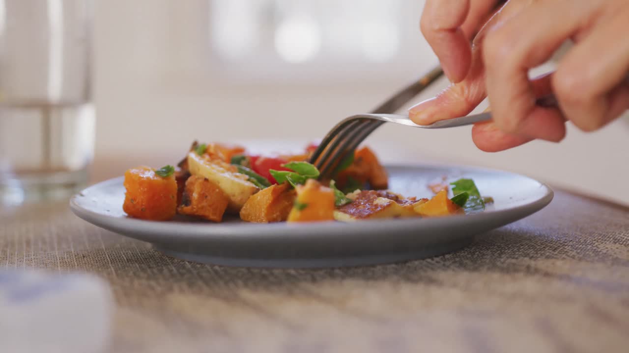 mujer mayor sola en casa