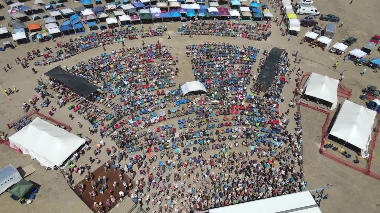 Yleisöä ulkoilmafestivaaleilla