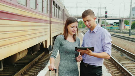 junge geschäftsleute nutzen ein tablet an einem bahnhof