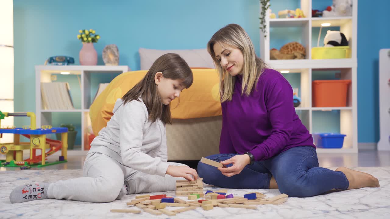 madre y niña jugando juntas, rompecabezas. niña y madre felices.