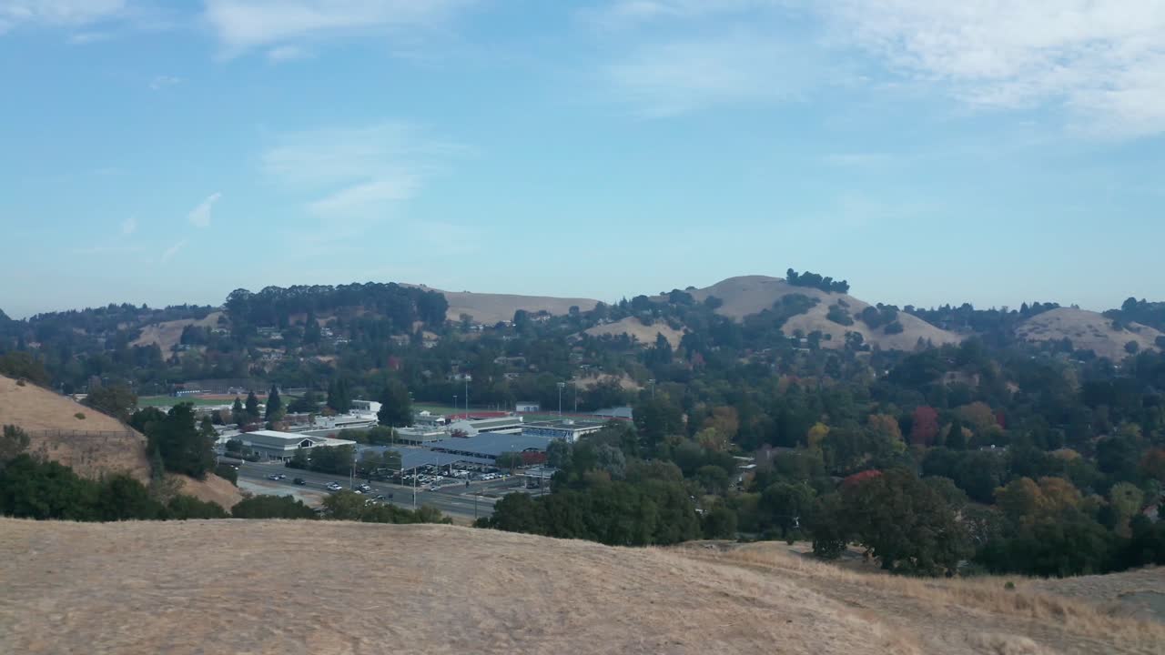 뒤로 물러나 산불로 연기가 자욱한 언덕 위로 올라갑니다.