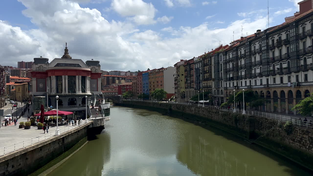 foto amplia de hermosos edificios de colores con vista al río en la ciudad de bilbao durante un día soleado - españa, europa