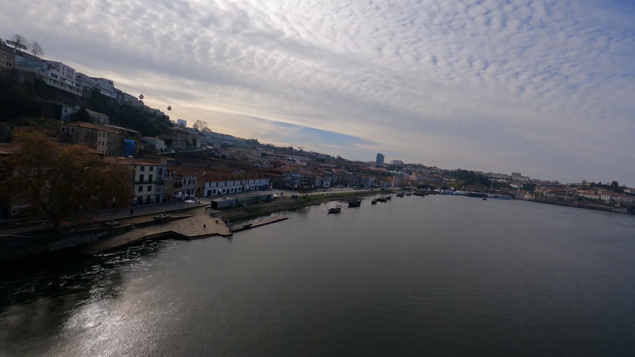 Immersione attraverso il ponte con drone FPV, Ponte Dom Luís, Porto Portogallo