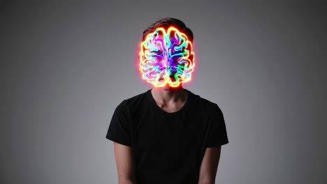 persona con un cerebro brillante