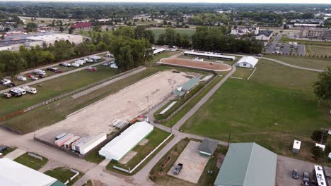 Toma-Aérea-De-Reenvío-Del-Recinto-Ferial-Del-Condado-De-Wayne-En-Un-Buen-Día-En-Belleville,-Michigan,-Estados-Unidos