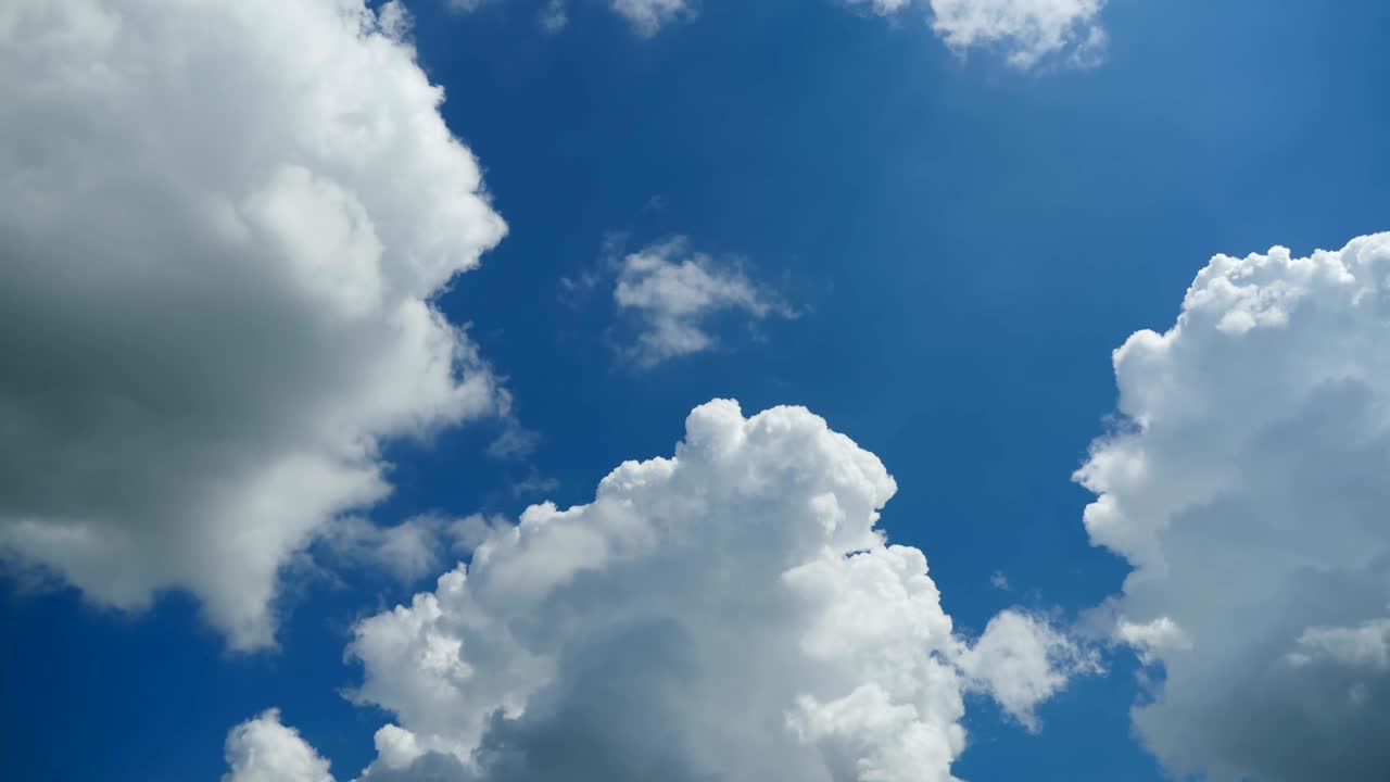 파란 하늘에서 구름이 움직이고 있습니다. 시간 경과