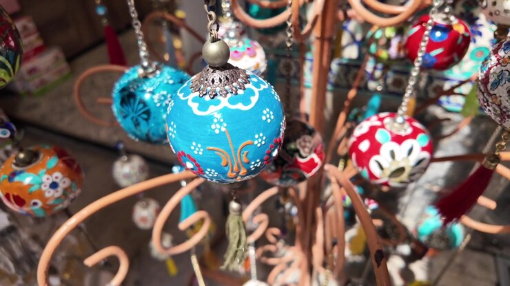 Ornamenti in ceramica dipinti a mano colorati appesi su un espositore