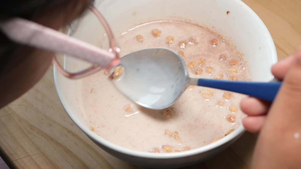 niño comiendo cereales