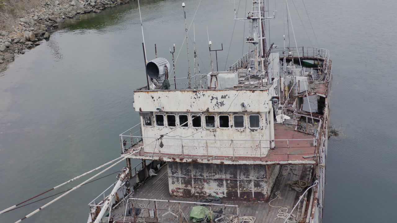 흐린 흐린 날 해안 근처에 정박한 녹슨 회색 반 침수 난파선