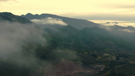 valle de montaña brumosa al amanecer o al atardecer