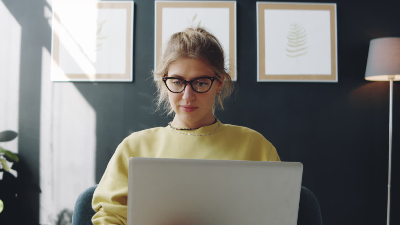 mujer trabajando en la computadora portátil en casa