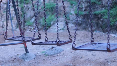 concepto de actividad paranormal, video de uno de los columpios balanceándose solo en el parque