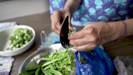 Manos-Desgastadas-De-Mujeres-Cortando-Judías-Verdes-Usando