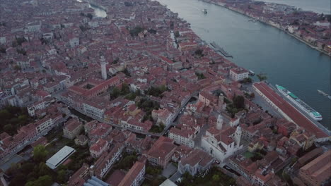 Amplia-Toma-Aérea-De-Venecia,-San-Marco-Desde-Arriba-Al-Atardecer