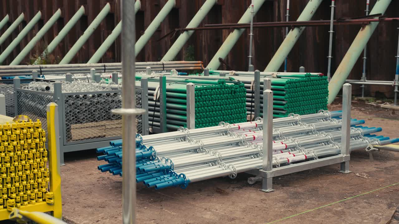 equipo y equipos de andamios bien organizados