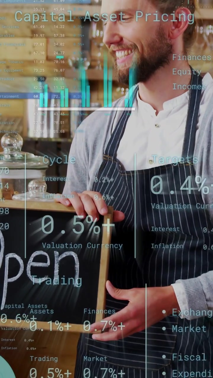 Video verticale: Barista che sistema un cartello di gesso sul bancone, indicando 'aperto', con un HUD finanziario che mostra barre di tassi in movimento.