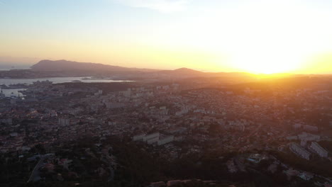 Puesta-De-Sol-Sobre-La-Ciudad-Mediterránea-Francesa-De-Toulon-Vista-Aérea-De-La-Riviera-Francesa