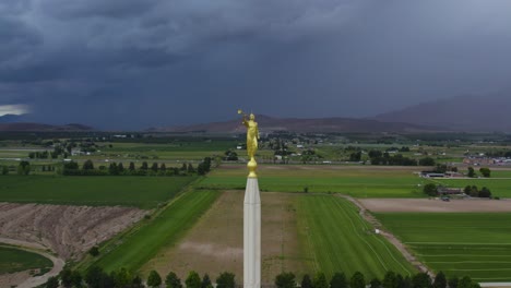 złoty posąg moroniego na wieży świątyni lds mormon w payson, utah - statyczna antena z przestrzenią kopiowania