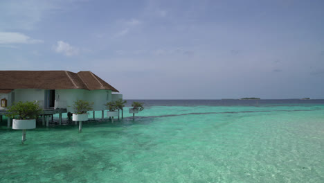 playa tropical y mar en maldivas