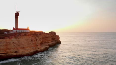 Drohne-Fliegt-Bei-Sonnenaufgang-Um-Den-Leuchtturm