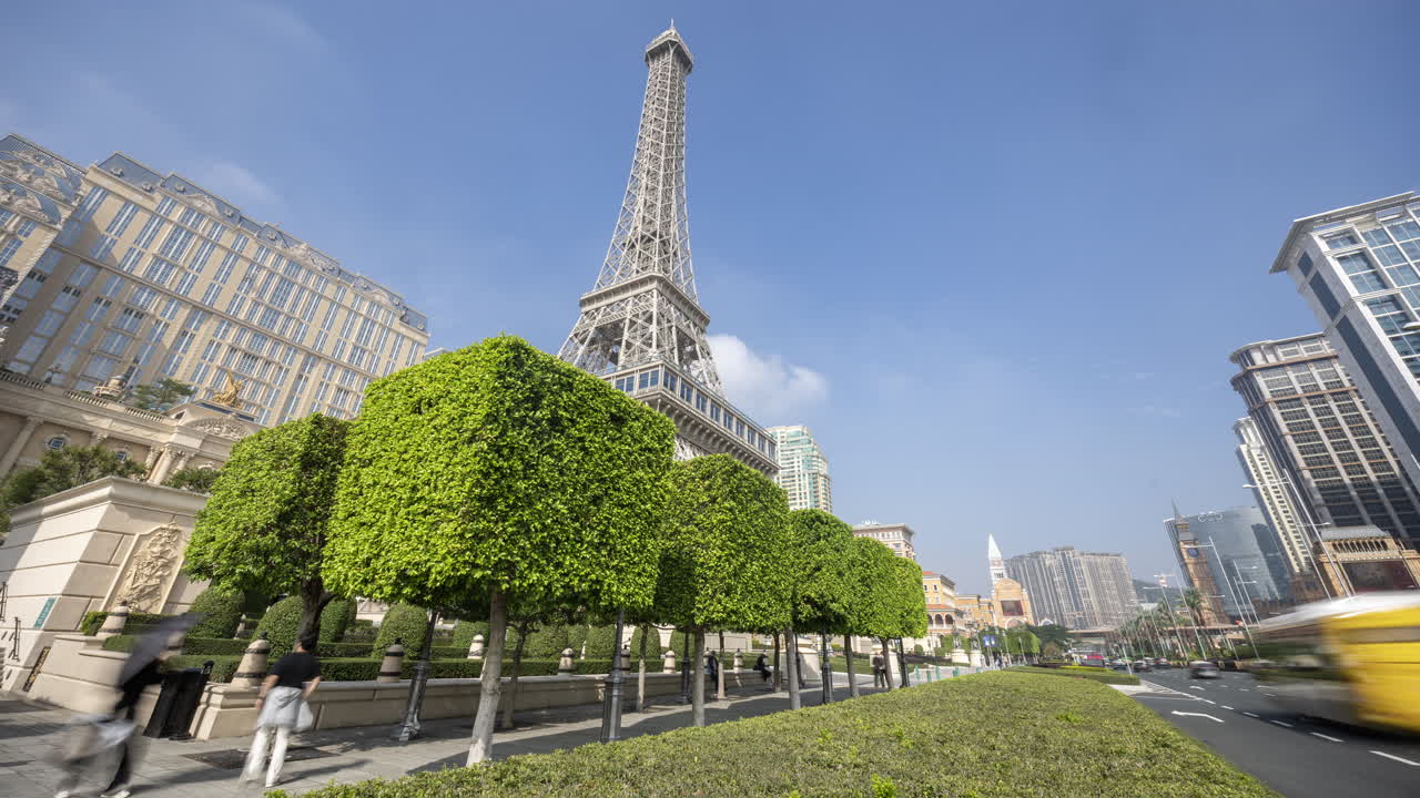 Time-lapse della replica della Torre Eiffel di Macao e del traffico cittadino