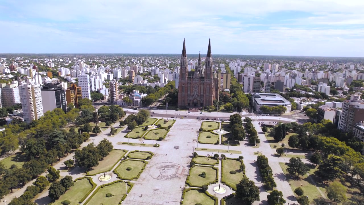 Vista aerea con drone 4K di Plaza Moreno a La Plata, Buenos Aires, Argentina. Storica piazza centrale circondata dalla Cattedrale, edifici governativi, spazi verdi e il cuore urbano della città.