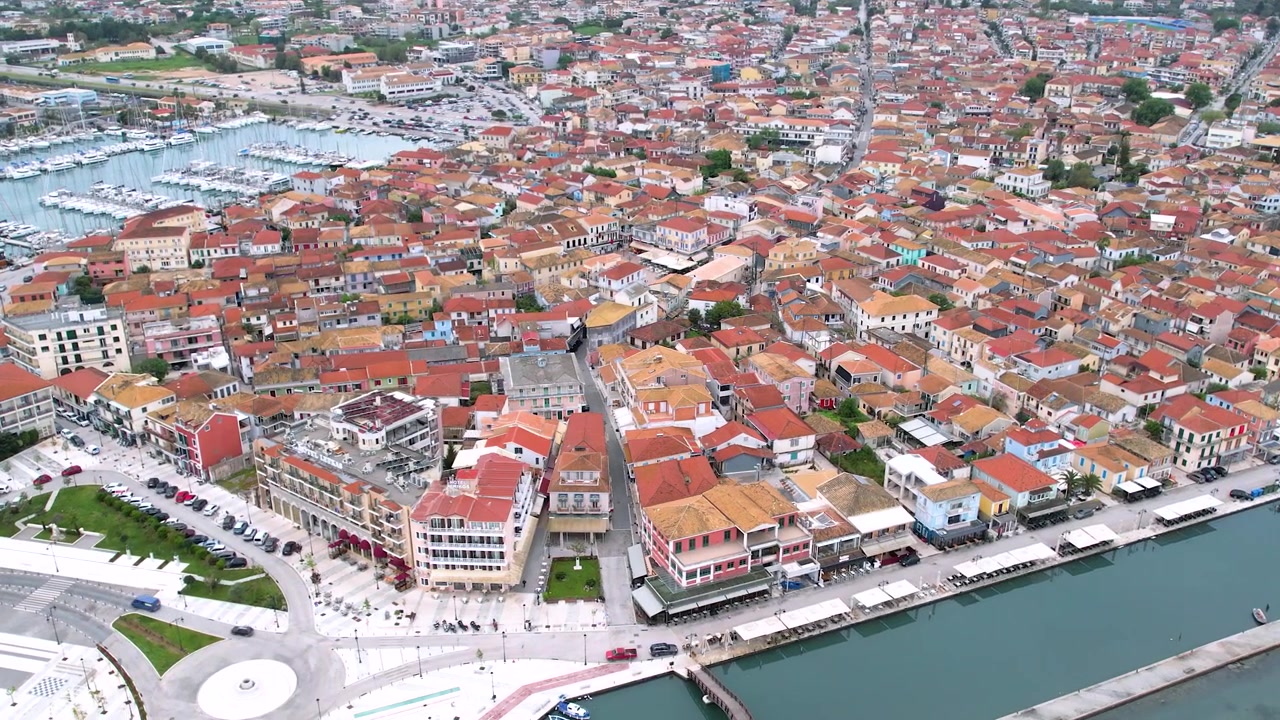 Ripresa aerea punto di interesse del centro storico della città di Lefkada, panorama urbano dell'isola ionica nelle Eptaneso, Grecia