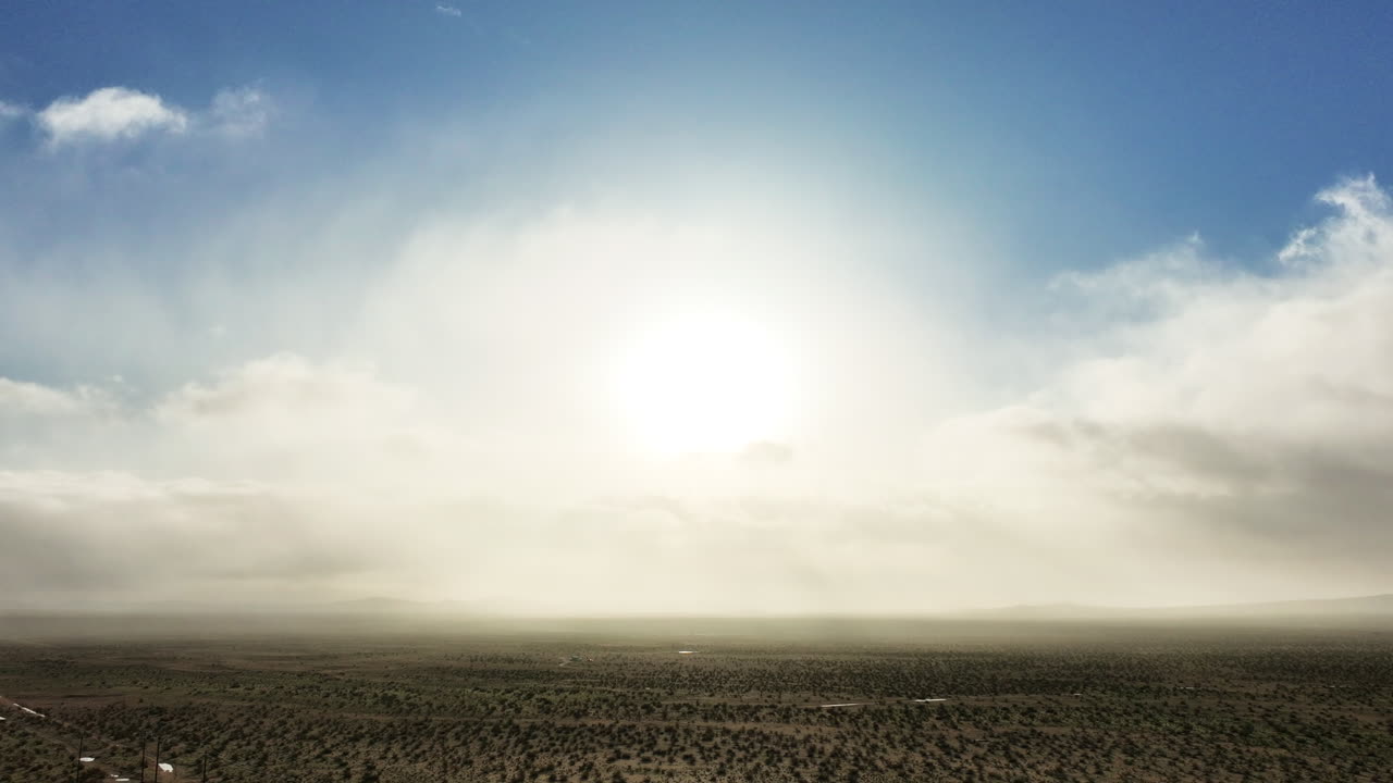 sol y nubes sobre el paisaje del desierto de mojave - paisaje de nubes aéreas hiper lapso