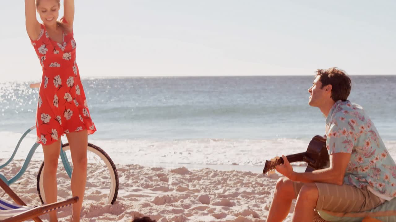 друзья наслаждаются вместе.