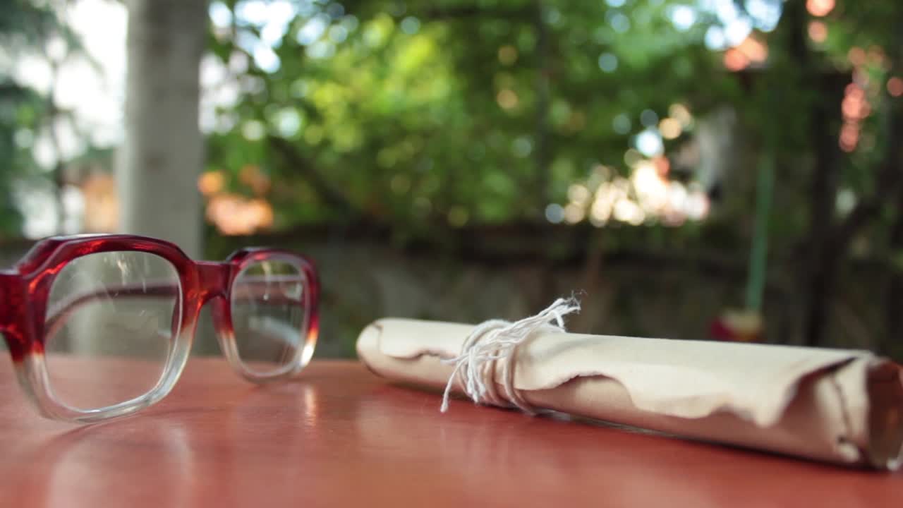 안경으로 로맨틱한 편지를 읽는 것