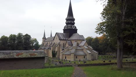 Toma-Lenta-Y-Dramática-De-La-Antigua-Iglesia-De-La-Abadía-De-Varnhem-En-Suecia