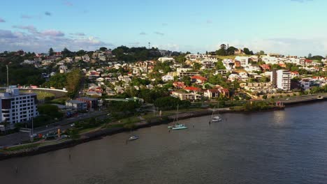 Filmische-Schwenkansicht-Aus-Der-Luft,-Drohnenüberflug-über-Den-Brisbane-Northshore-River,-Vorort-Hamilton,-Aufnahme-Wohlhabender-Wohnviertel-Am-Flussufer-Und-Versteckter-Häuser,-Hauptstadt-Von-Queensland,-Australien