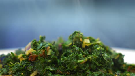 vers gekookte groene kale geserveerd op een bord