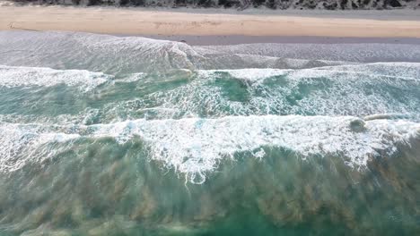 Antena-De-Drones-En-La-Playa-Great-Ocean-Road-Con-Olas-Azules-Profundas-Y-Arena