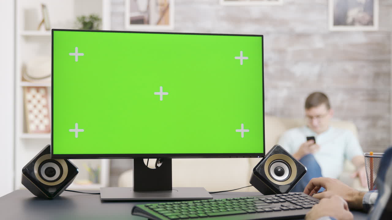 책상 위에 초록색 화면이 있는 컴퓨터