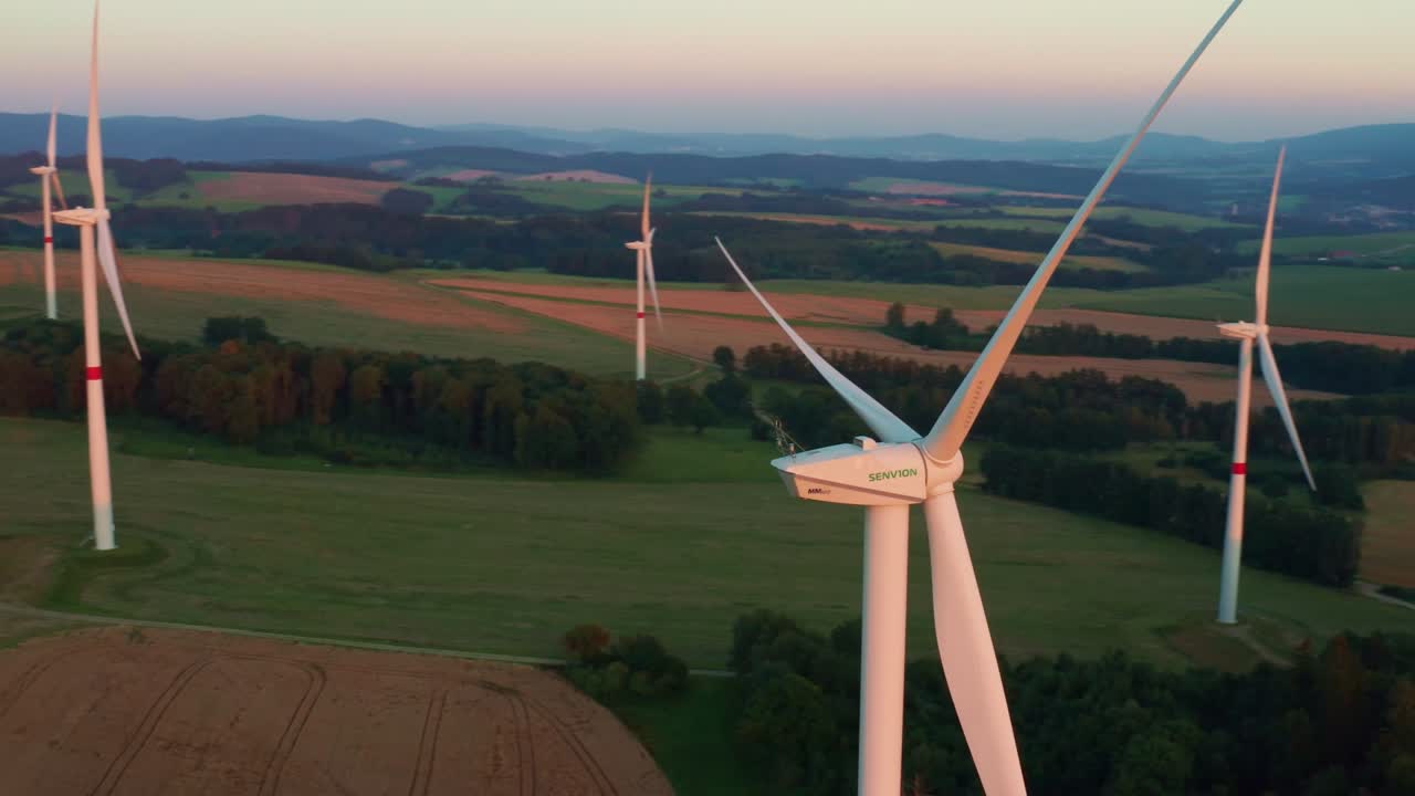 las turbinas eólicas generan energía alternativa en el parque eólico