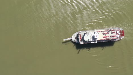 K-Drone-Histórico-Bote-De-Remos-Desde-La-Parte-Superior