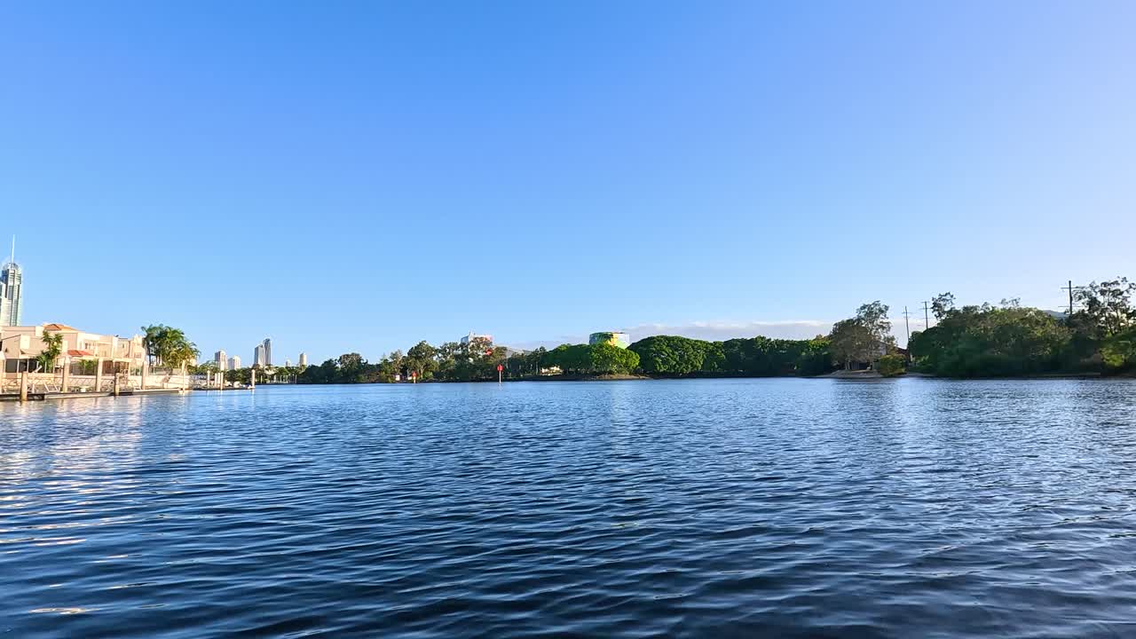 crucero panorámico por el río a través de los canales de la costa dorada