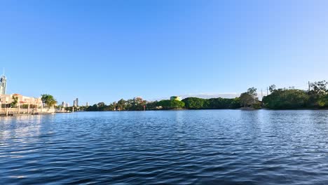 crucero panorámico por el río a través de los canales de la costa dorada