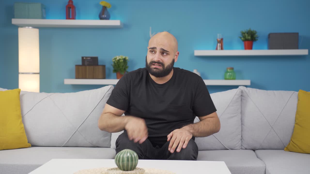 Uomo preoccupato e nervoso