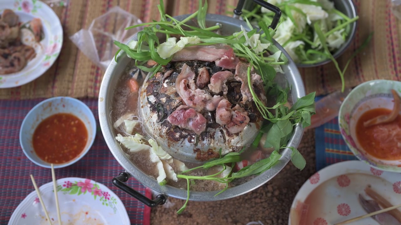 Bữa tối lẩu nướng Mu Kratha Thái Lan đích thực cùng bạn bè ngoài trời, buổi tụ tập ẩm thực đường phố truyền thống nhìn từ trên cao.