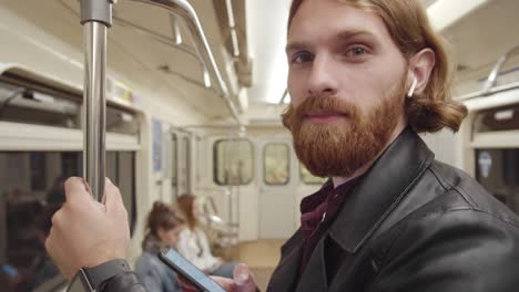retrato de un hombre viajando por el metro
