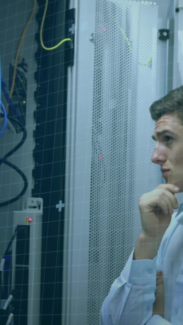 Animation von Kreisen, Computersprache, nachdenklicher kaukasischer Ingenieur blickt auf Datenserver.