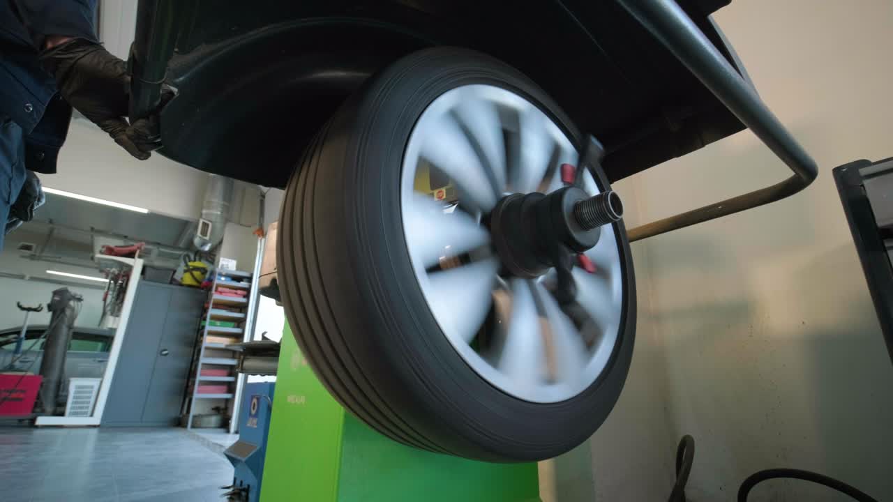 ensayo de la rueda del automóvil - equilibrio y rotación de los neumáticos