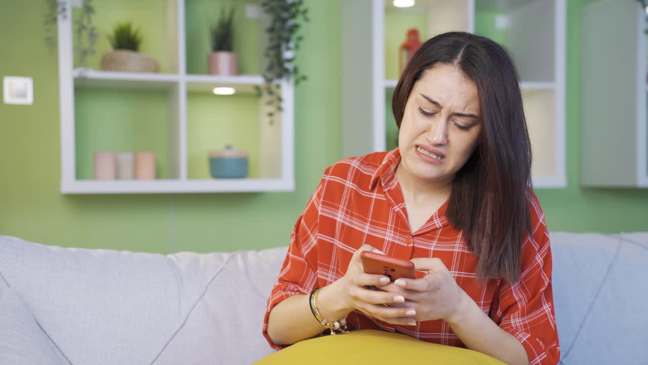 전화로 잘못된 작업을 한 젊은 여성은 자신의 실수를 수정하려고 노력하고 있습니다.